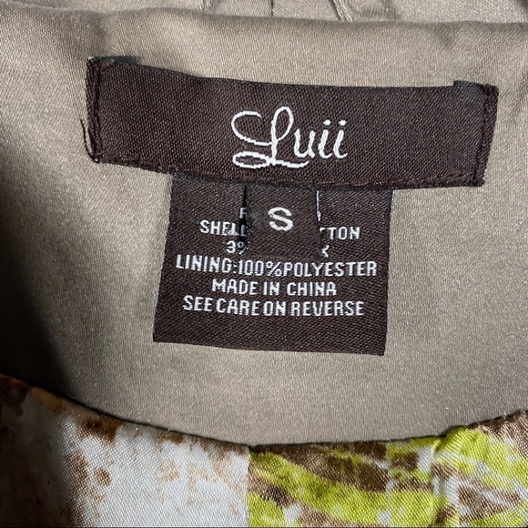 LUII Women’s coat. Ruffles and buttons up the front. Zips closed. 3/4 sleeves. S - Picture 2 of 7